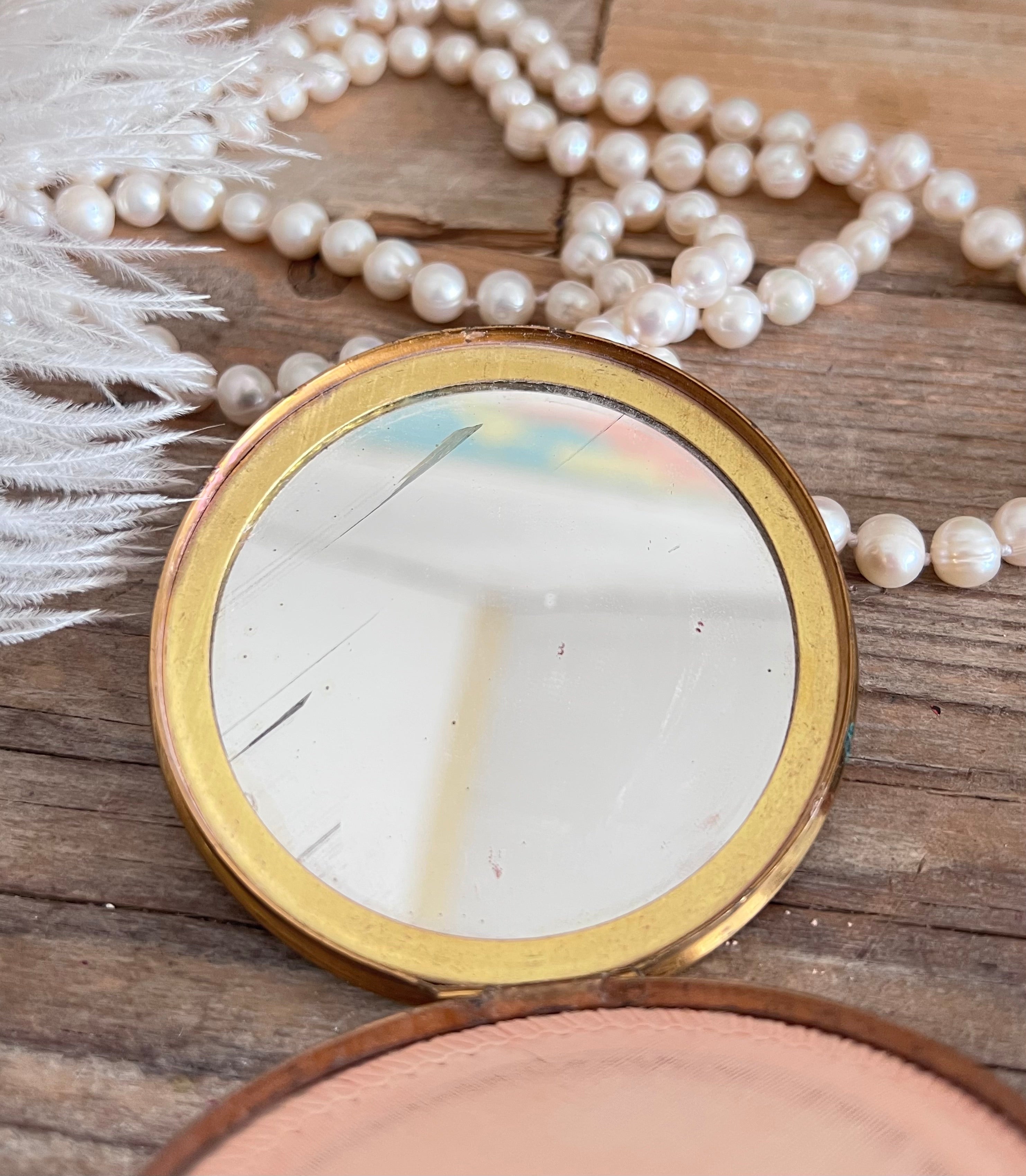 poederdoos jaren 50, Melissa poederdoos, vintage poederdoos bloemen, lucite poederdoos, brocante beauty accessoires, retro poederdoos kopen, sfeervolle poederdoos, vintage make-up doos, jaren 50 make-up accessoires, decoratieve poederdoos.