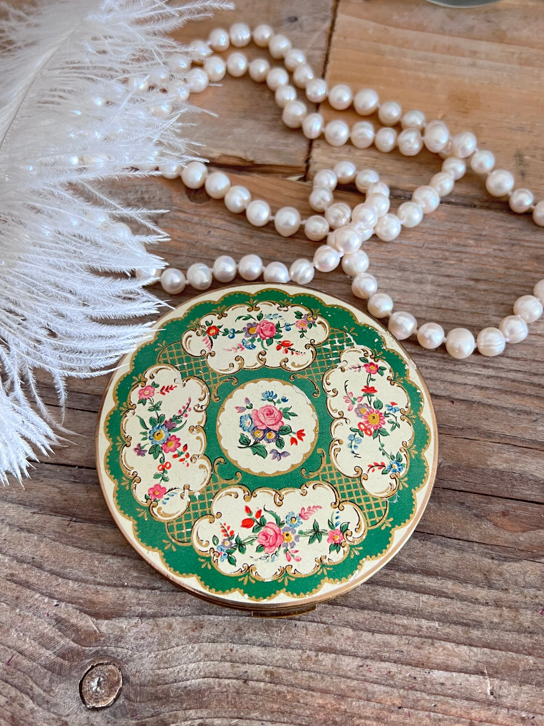 grote poederdoos jaren 50, Stratton poederdoos vintage, vintage poederdoos Stratton, jaren 50 make-up accessoires, retro poederdoos kopen, brocante poederdoos, vintage beauty doos, klassieke poederdoos jaren 50, authentieke Stratton poederdoos, vintage kaptafel accessoires.