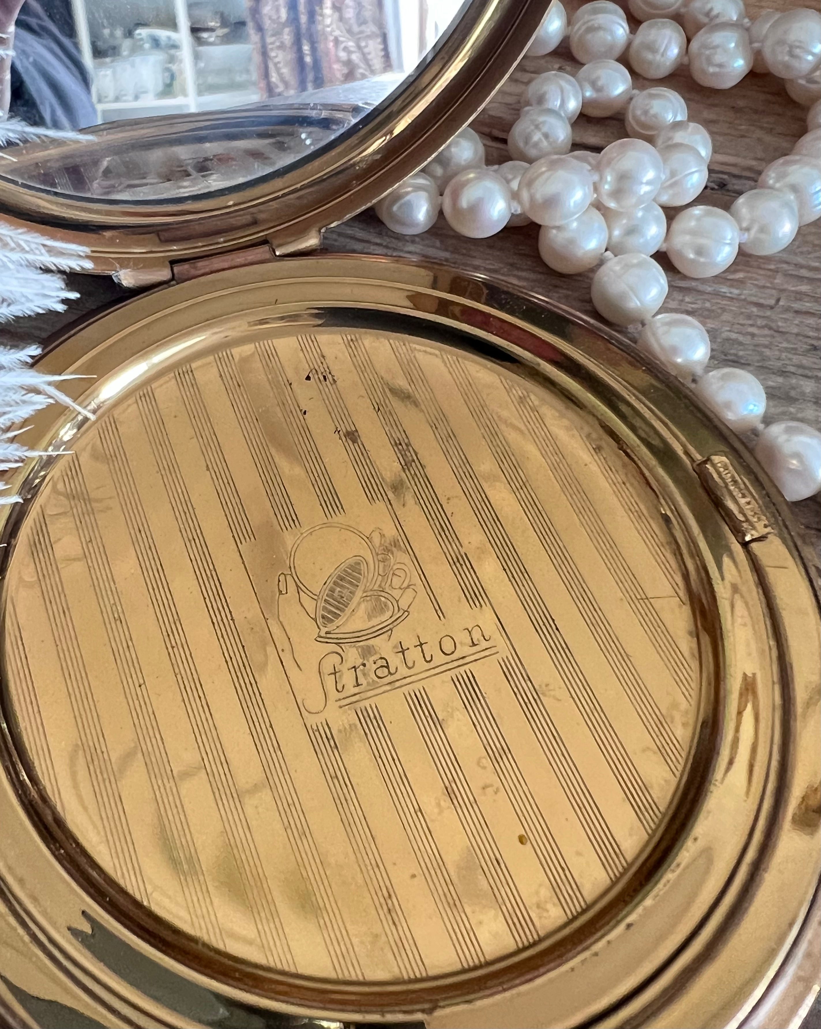 grote poederdoos jaren 50, Stratton poederdoos vintage, vintage poederdoos Stratton, jaren 50 make-up accessoires, retro poederdoos kopen, brocante poederdoos, vintage beauty doos, klassieke poederdoos jaren 50, authentieke Stratton poederdoos, vintage kaptafel accessoires.