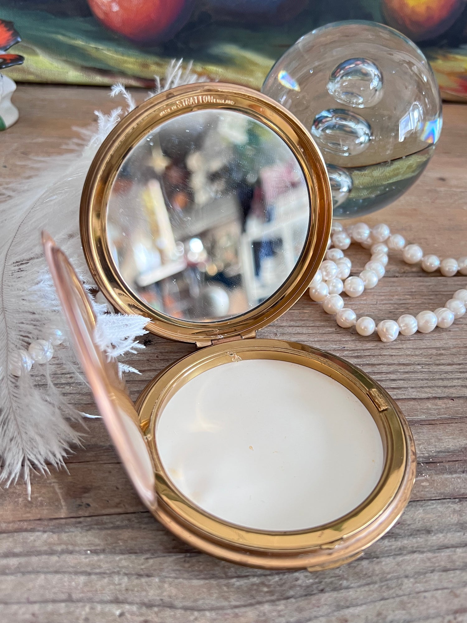 grote poederdoos jaren 50, Stratton poederdoos vintage, vintage poederdoos Stratton, jaren 50 make-up accessoires, retro poederdoos kopen, brocante poederdoos, vintage beauty doos, klassieke poederdoos jaren 50, authentieke Stratton poederdoos, vintage kaptafel accessoires.