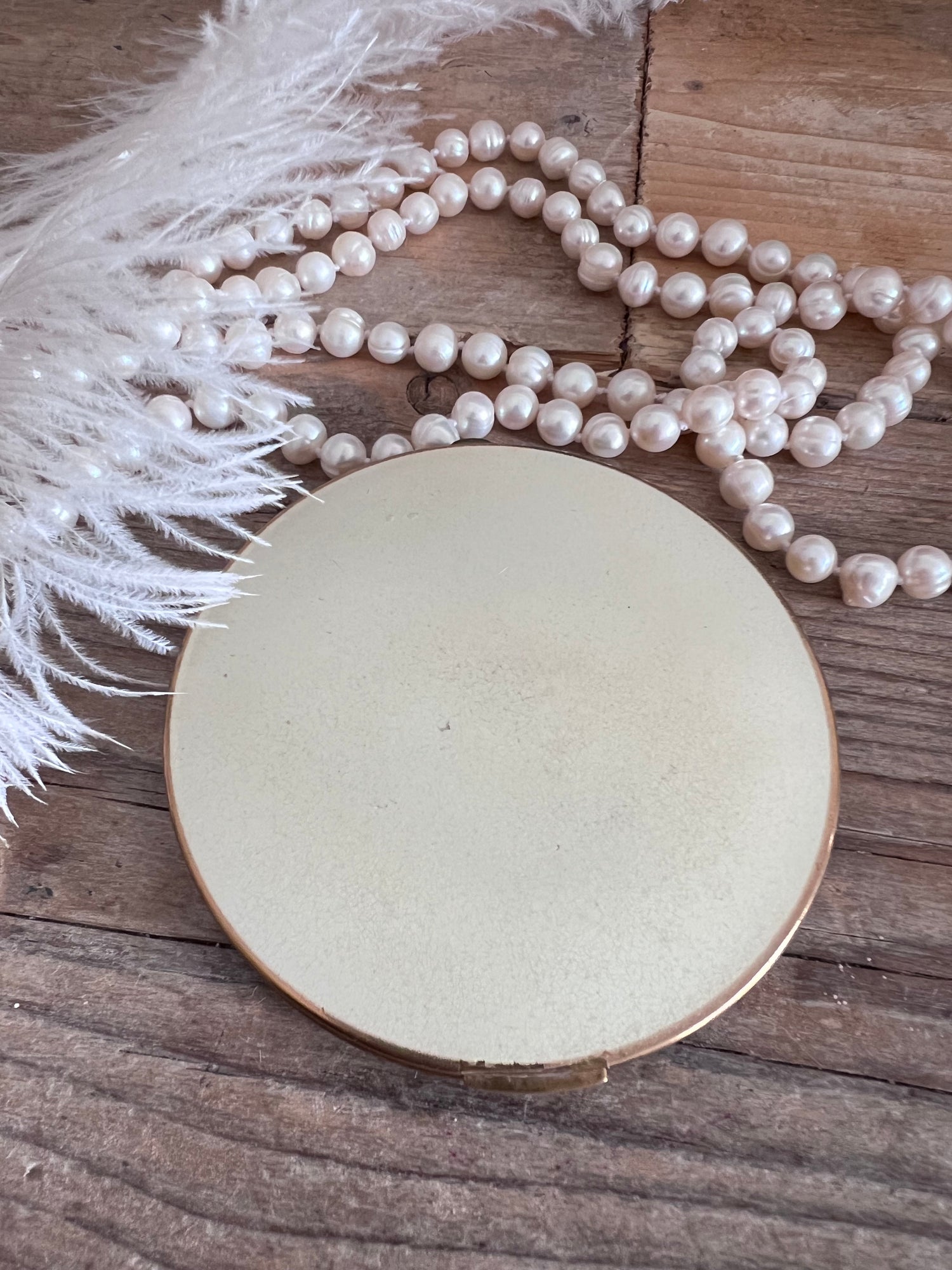 grote poederdoos jaren 50, Stratton poederdoos vintage, vintage poederdoos Stratton, jaren 50 make-up accessoires, retro poederdoos kopen, brocante poederdoos, vintage beauty doos, klassieke poederdoos jaren 50, authentieke Stratton poederdoos, vintage kaptafel accessoires.