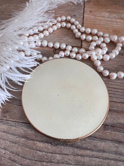 grote poederdoos jaren 50, Stratton poederdoos vintage, vintage poederdoos Stratton, jaren 50 make-up accessoires, retro poederdoos kopen, brocante poederdoos, vintage beauty doos, klassieke poederdoos jaren 50, authentieke Stratton poederdoos, vintage kaptafel accessoires.