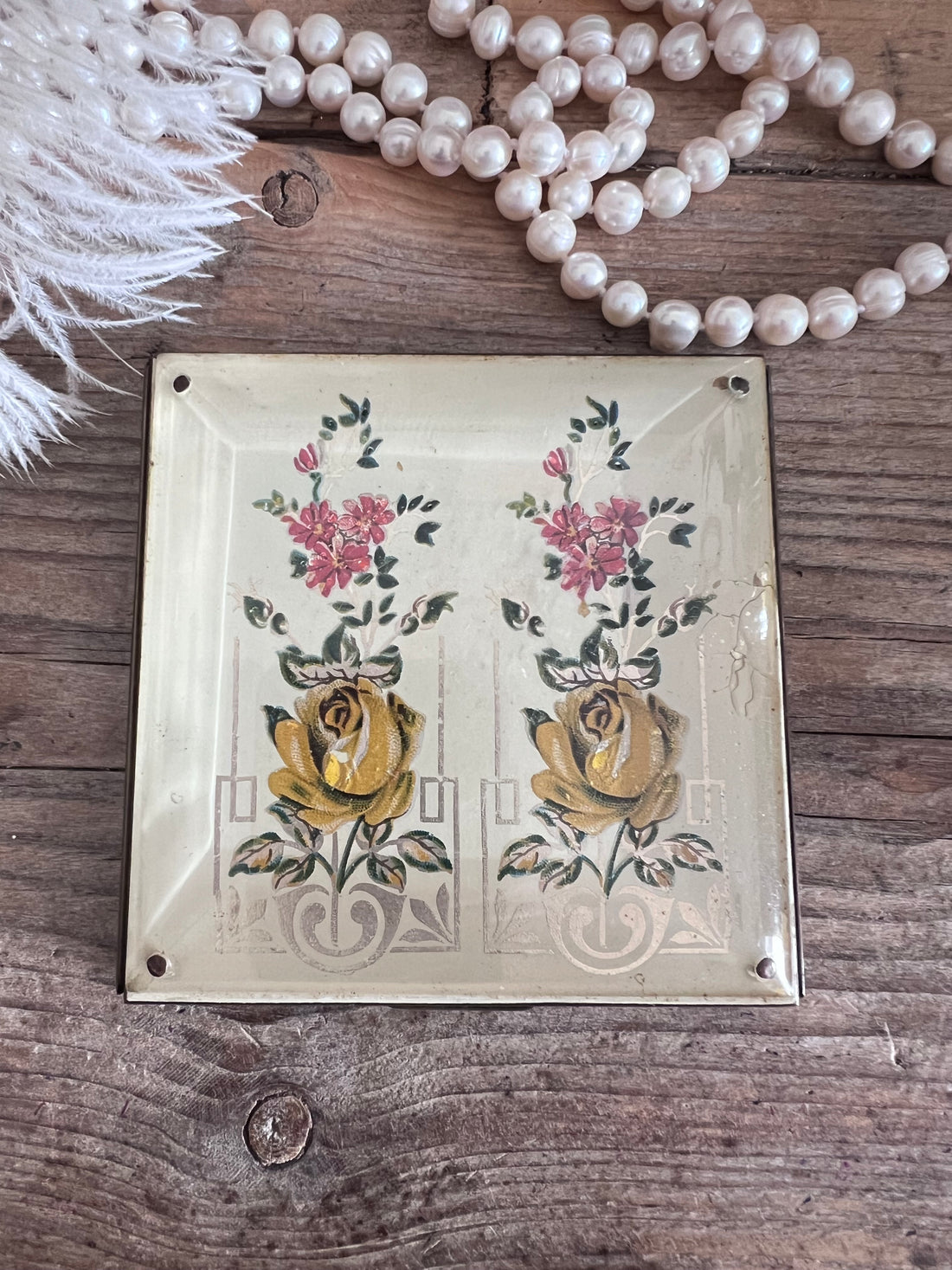 grote vierkante poederdoos, vintage poederdoos jaren 40, poederdoos met rozen, lucite poederdoos, retro make-up doos, antieke poederdoos, jaren 40 beauty accessoires, decoratieve poederdoos, verzamelobject poederdoos, authentieke vintage poederdoos