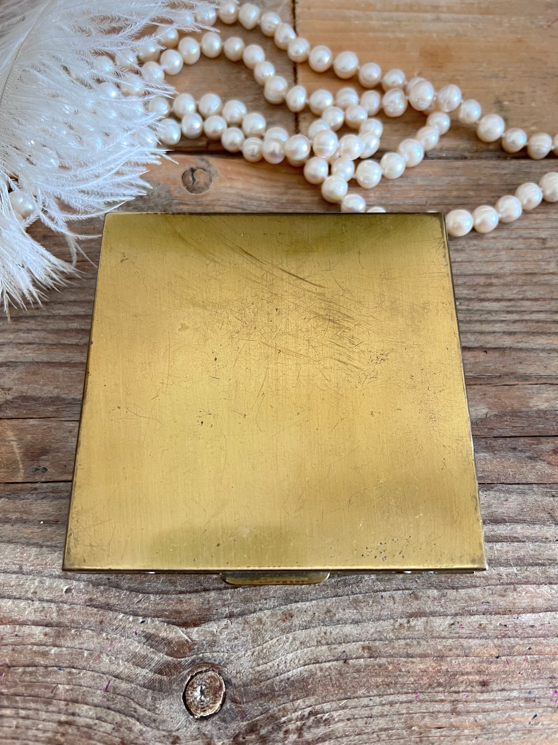 grote vierkante poederdoos, vintage poederdoos jaren 40, poederdoos met rozen, lucite poederdoos, retro make-up doos, antieke poederdoos, jaren 40 beauty accessoires, decoratieve poederdoos, verzamelobject poederdoos, authentieke vintage poederdoos