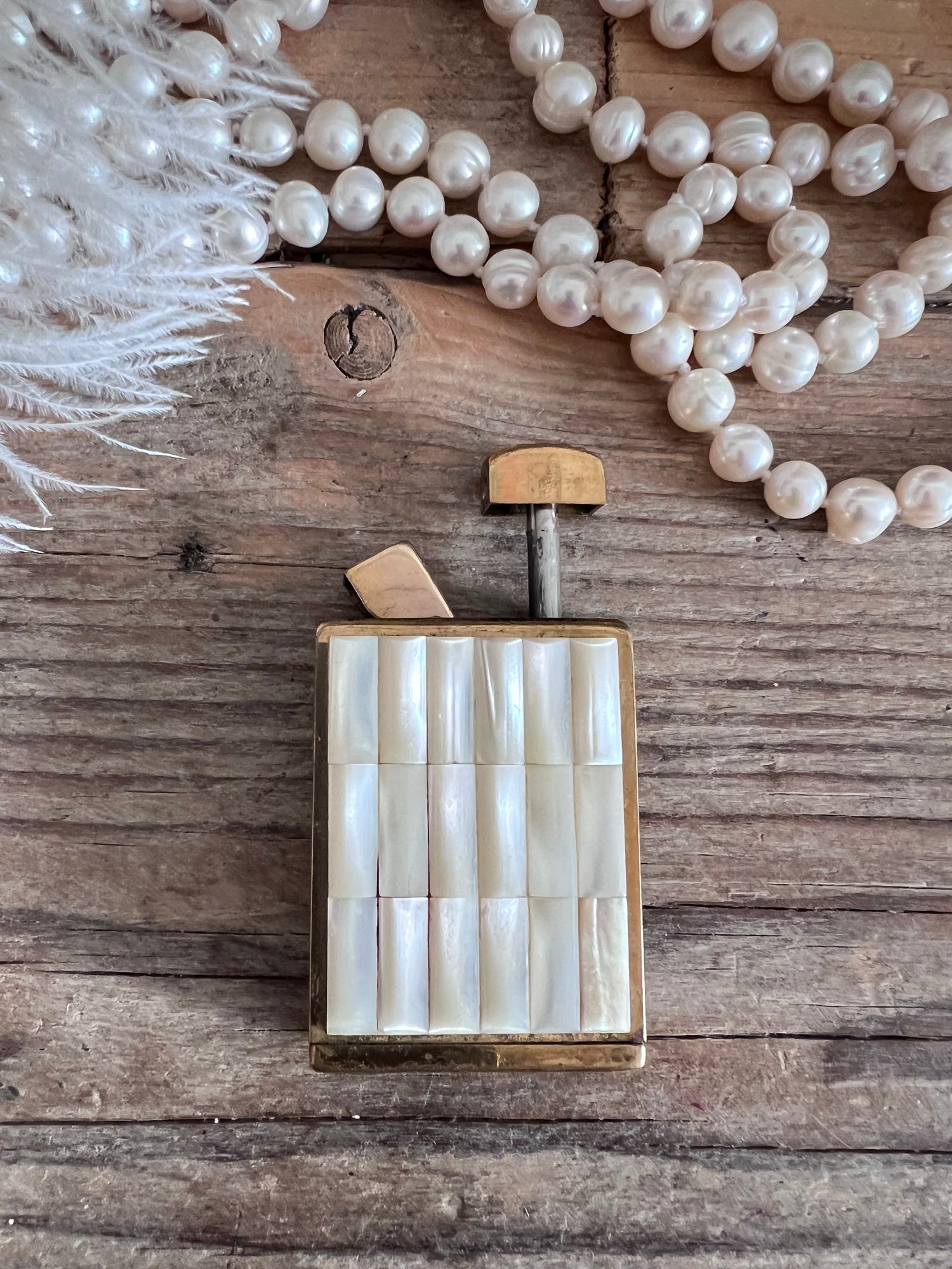 Art Deco parfumverstuiver, La Donna parfumverstuiver, parfumverstuiver met parelmoer, vintage parfumverstuiver, collectors item parfumverstuiver, zeldzame parfumverstuiver, parfumverstuiver bijvullen, unieke parfumverstuiver, Art Deco cadeau, luxe vintage parfumaccessoire.