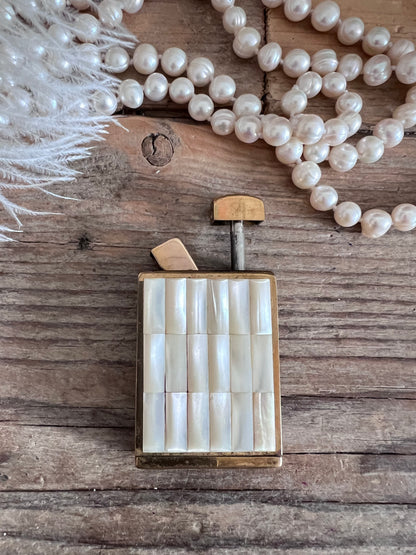 Art Deco parfumverstuiver, La Donna parfumverstuiver, parfumverstuiver met parelmoer, vintage parfumverstuiver, collectors item parfumverstuiver, zeldzame parfumverstuiver, parfumverstuiver bijvullen, unieke parfumverstuiver, Art Deco cadeau, luxe vintage parfumaccessoire.