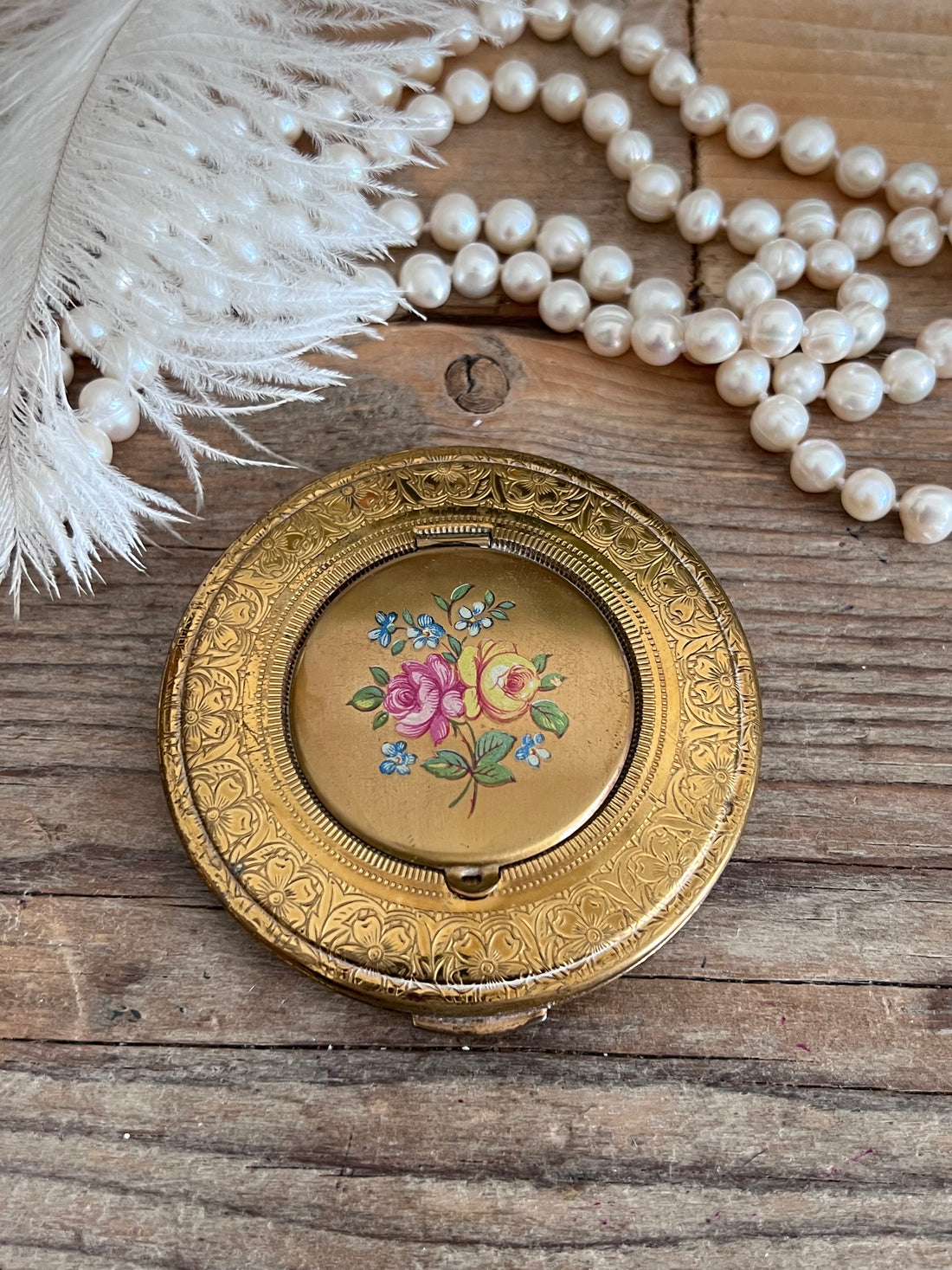 vintage poederdoos, Kigu poederdoos, goudkleurige poederdoos, poederdoos met rozenmotief, retro beauty accessoires, klassieke poederdoos, vintage make-up accessoire