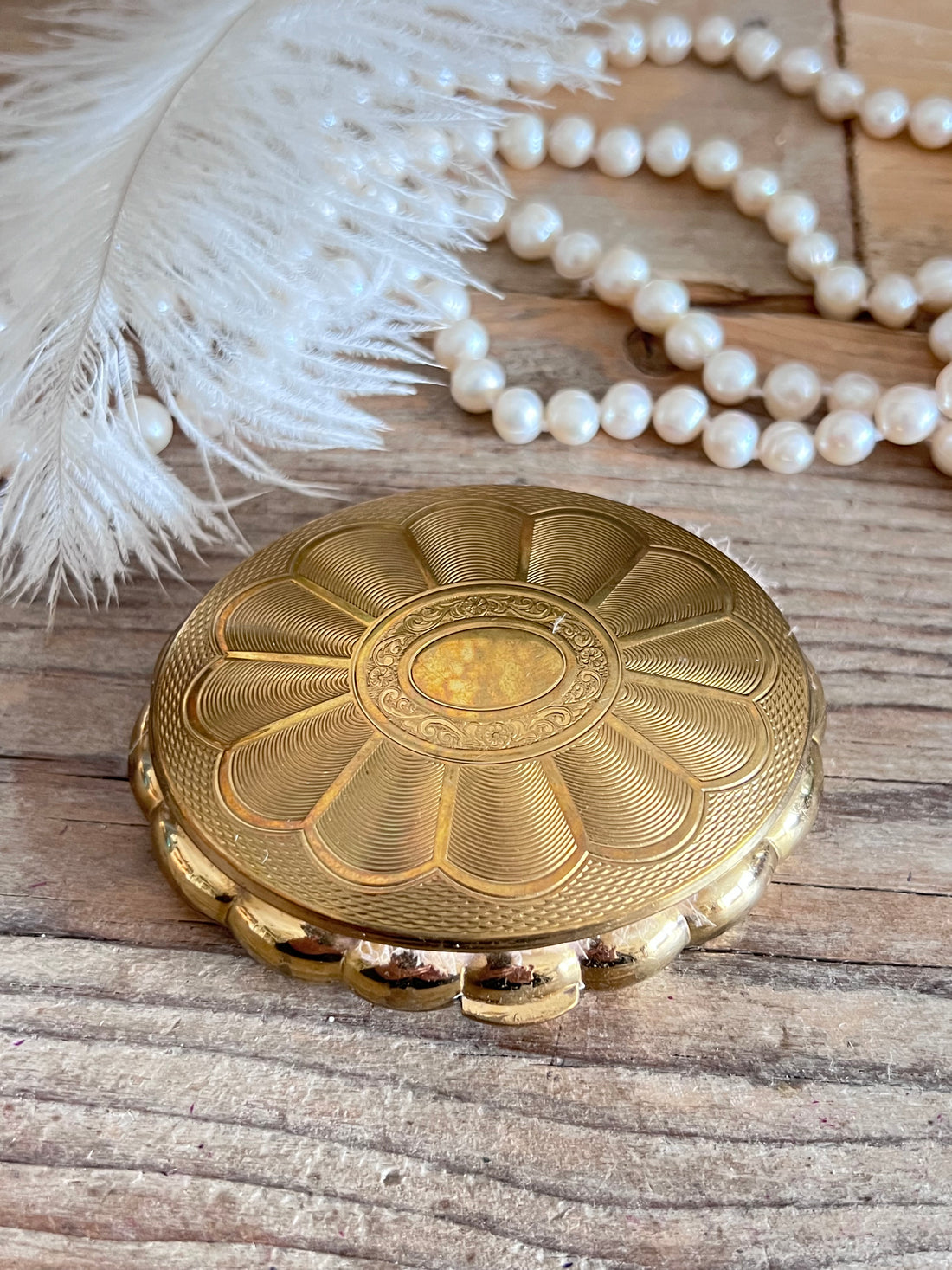 ovale vintage Kigu poederdoos, poederdoos jaren 50, vintage poederdoos met poederdons, retro make-up accessoires, authentieke Kigu poederdoos, klassieke poederdoos jaren 50, vintage cosmetica doos