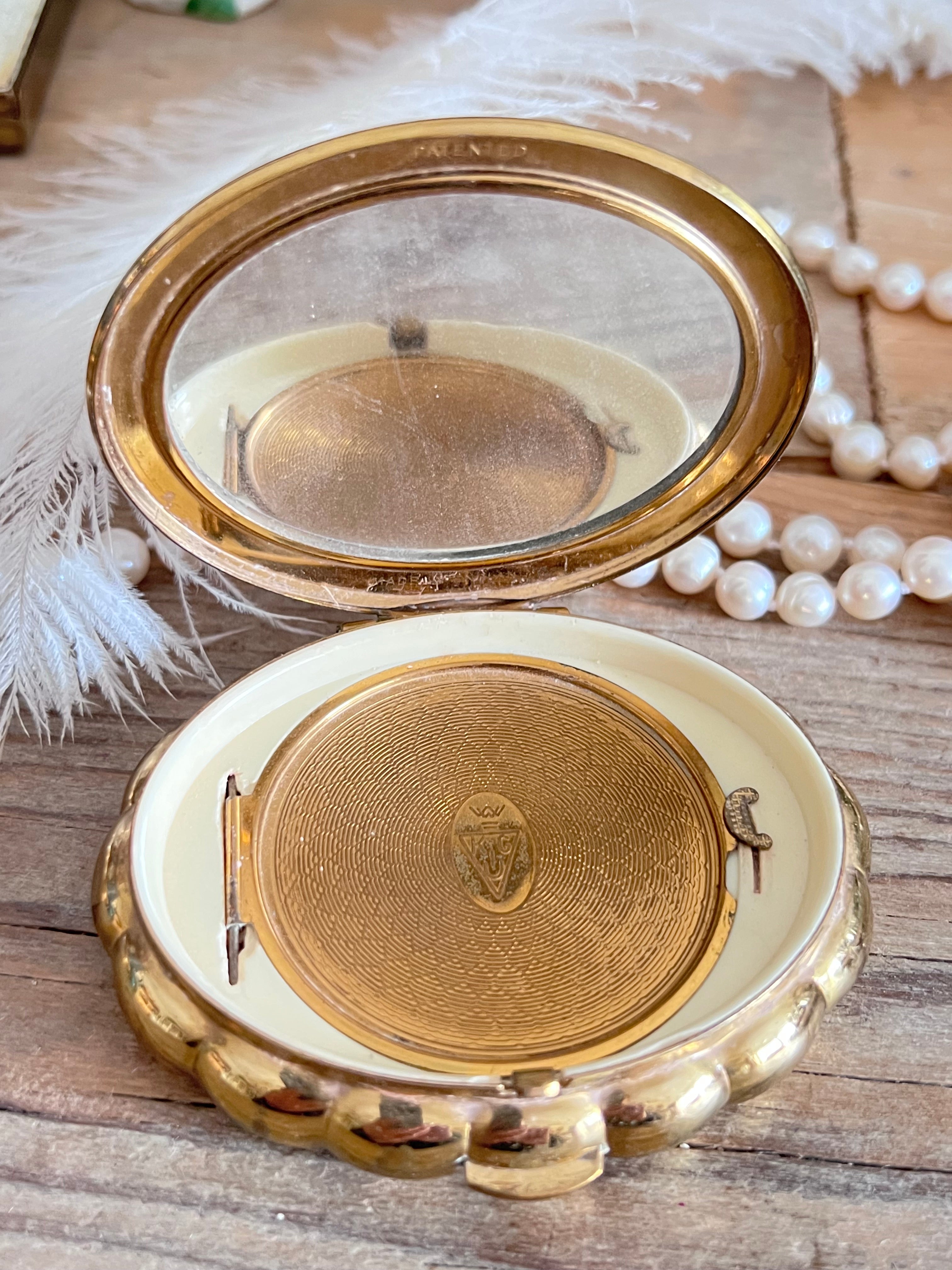 ovale vintage Kigu poederdoos, poederdoos jaren 50, vintage poederdoos met poederdons, retro make-up accessoires, authentieke Kigu poederdoos, klassieke poederdoos jaren 50, vintage cosmetica doos