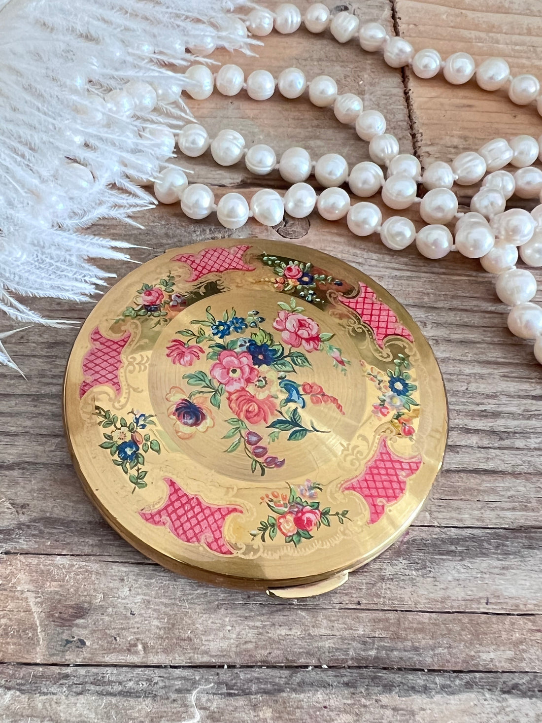 vintage Kigu poederdoos, Kigu poederdoos roze roosjes, poederdoos met rozenmotief, retro make-up accessoires, vintage cosmetica doos, klassieke poederdoos, roze rozen poederdoos