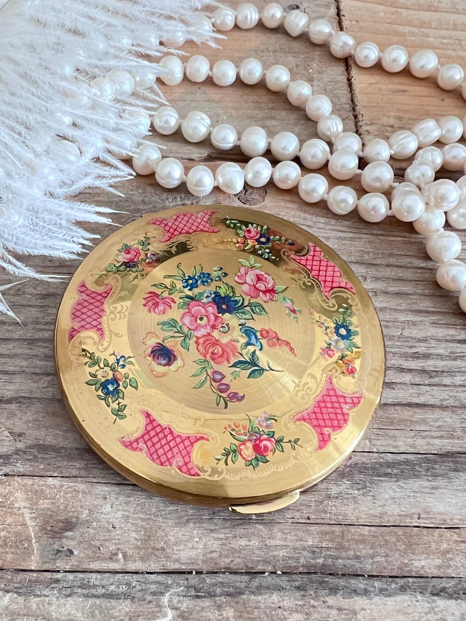 vintage Kigu poederdoos, Kigu poederdoos roze roosjes, poederdoos met rozenmotief, retro make-up accessoires, vintage cosmetica doos, klassieke poederdoos, roze rozen poederdoos