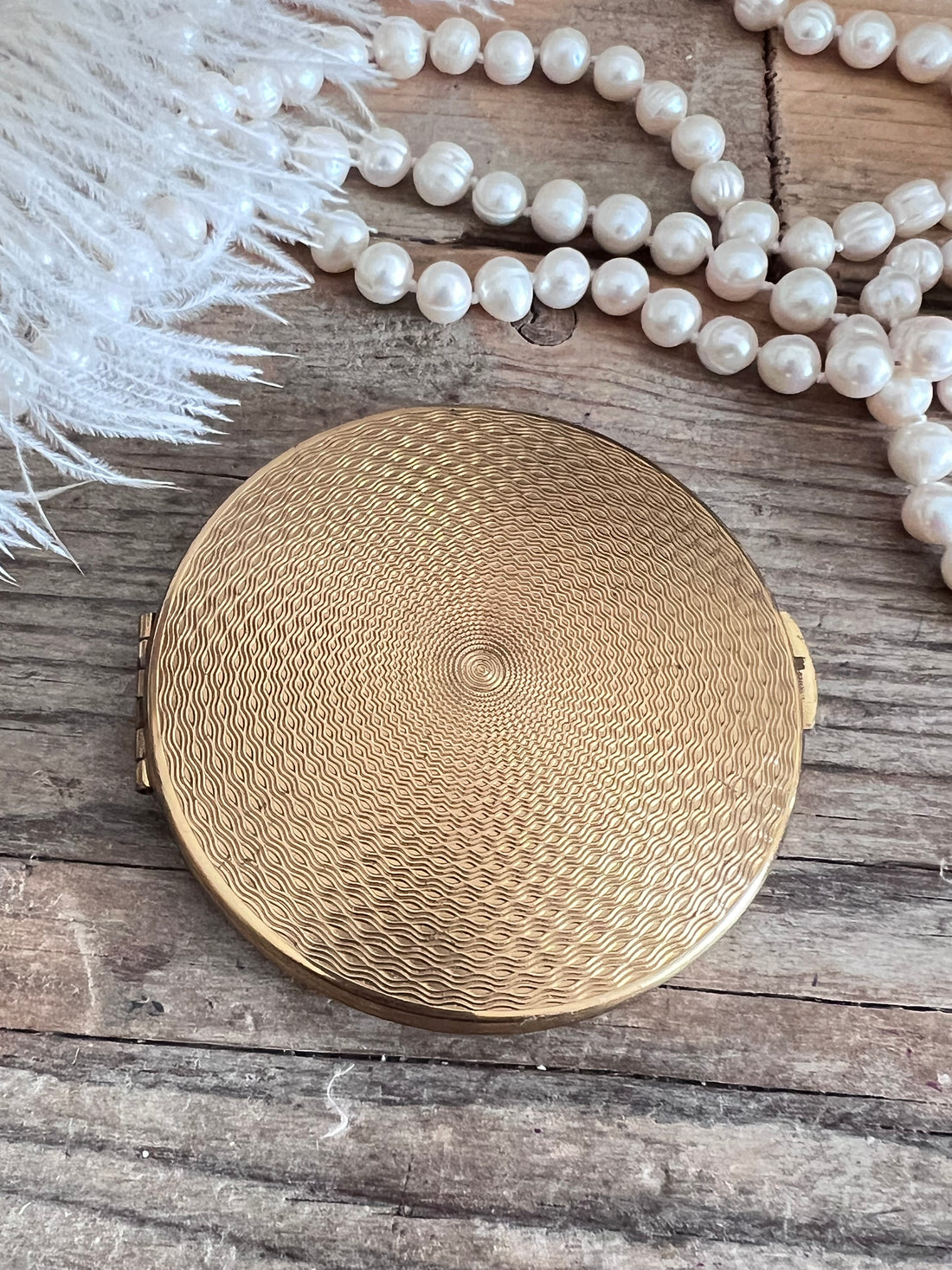 vintage Kigu poederdoos, Kigu poederdoos roze roosjes, poederdoos met rozenmotief, retro make-up accessoires, vintage cosmetica doos, klassieke poederdoos, roze rozen poederdoos