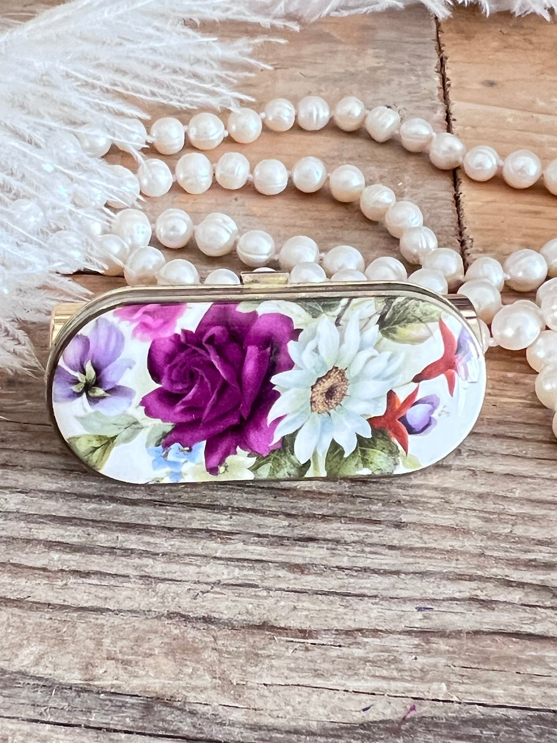 vintage lipstickhouder, lipstickhouder jaren 50, lipstickhouder met spiegeltje, rozenmotief lipstickhouder, retro make-up accessoires, lipstick case vintage.