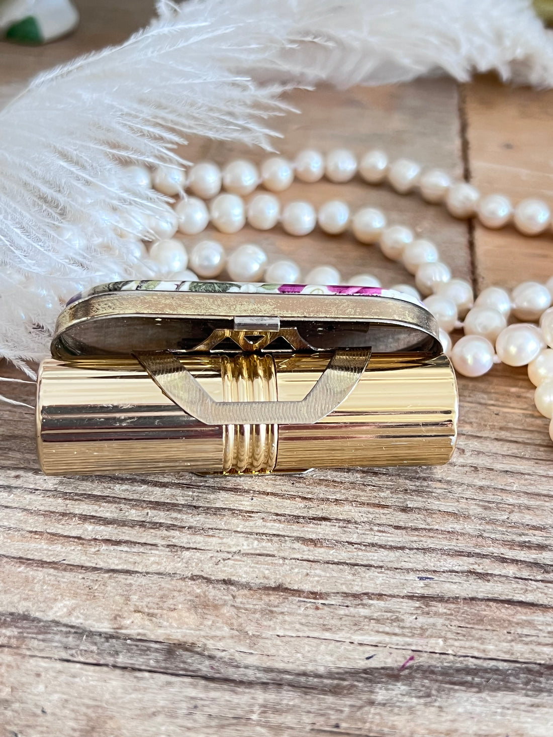 vintage lipstickhouder, lipstickhouder jaren 50, lipstickhouder met spiegeltje, rozenmotief lipstickhouder, retro make-up accessoires, lipstick case vintage.