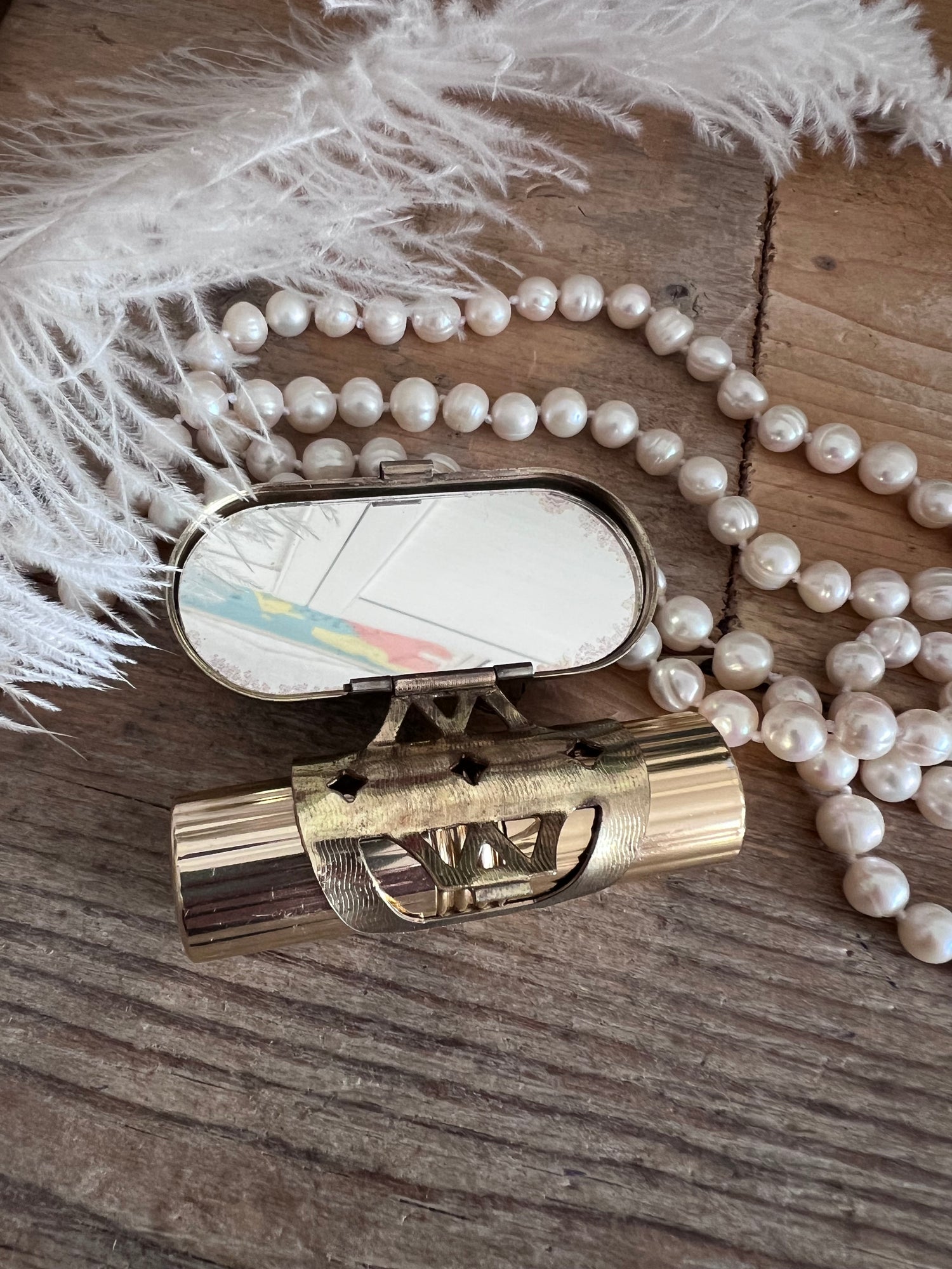 vintage lipstickhouder, lipstickhouder jaren 50, lipstickhouder met spiegeltje, rozenmotief lipstickhouder, retro make-up accessoires, lipstick case vintage.