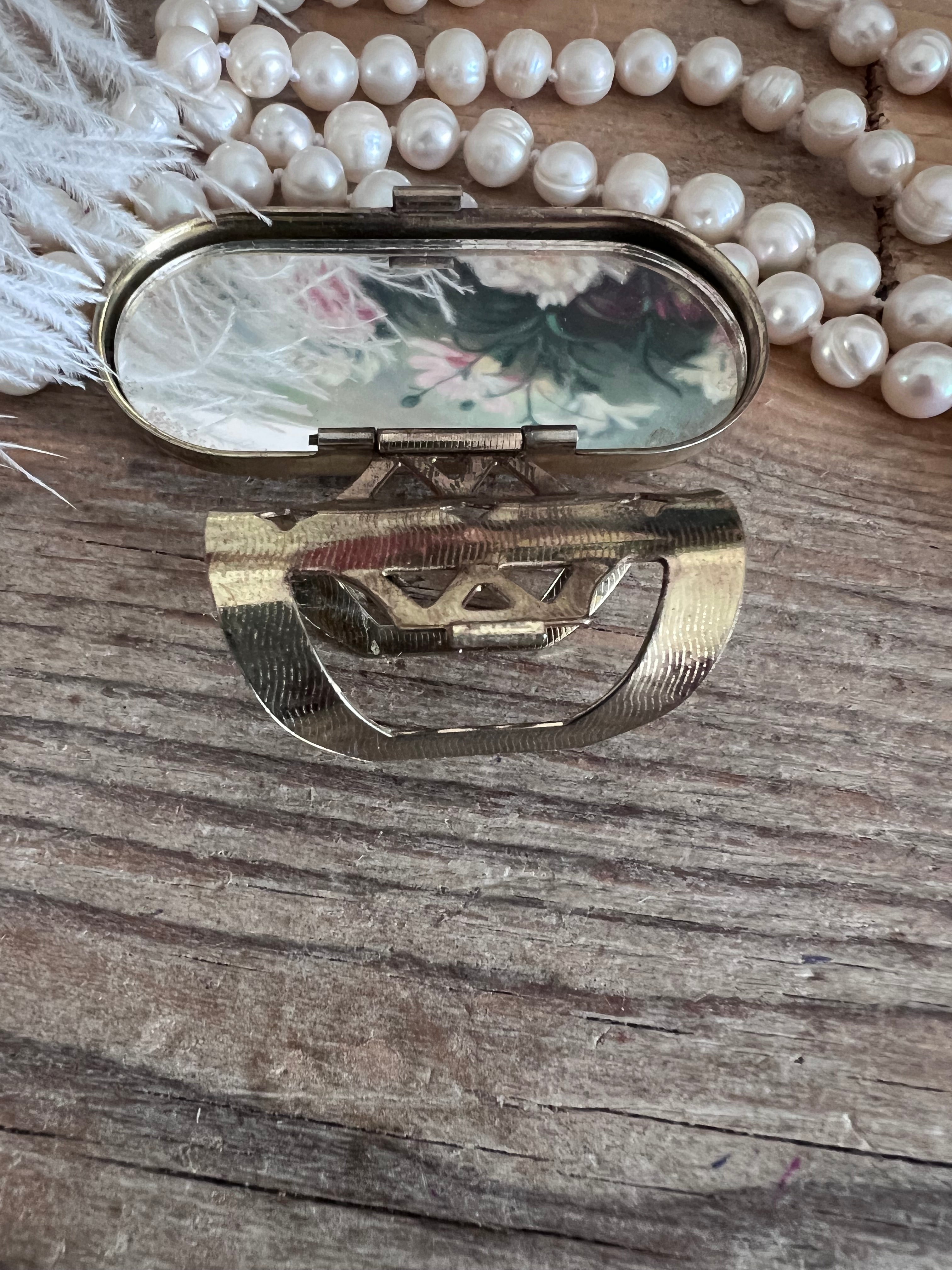 vintage lipstickhouder, lipstickhouder jaren 50, lipstickhouder met spiegeltje, rozenmotief lipstickhouder, retro make-up accessoires, lipstick case vintage.