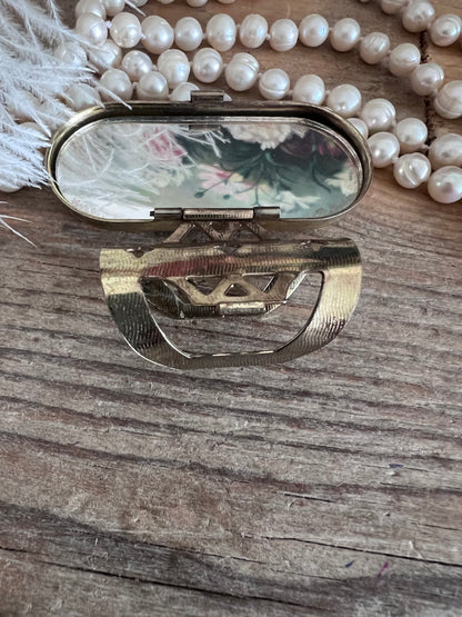 vintage lipstickhouder, lipstickhouder jaren 50, lipstickhouder met spiegeltje, rozenmotief lipstickhouder, retro make-up accessoires, lipstick case vintage.