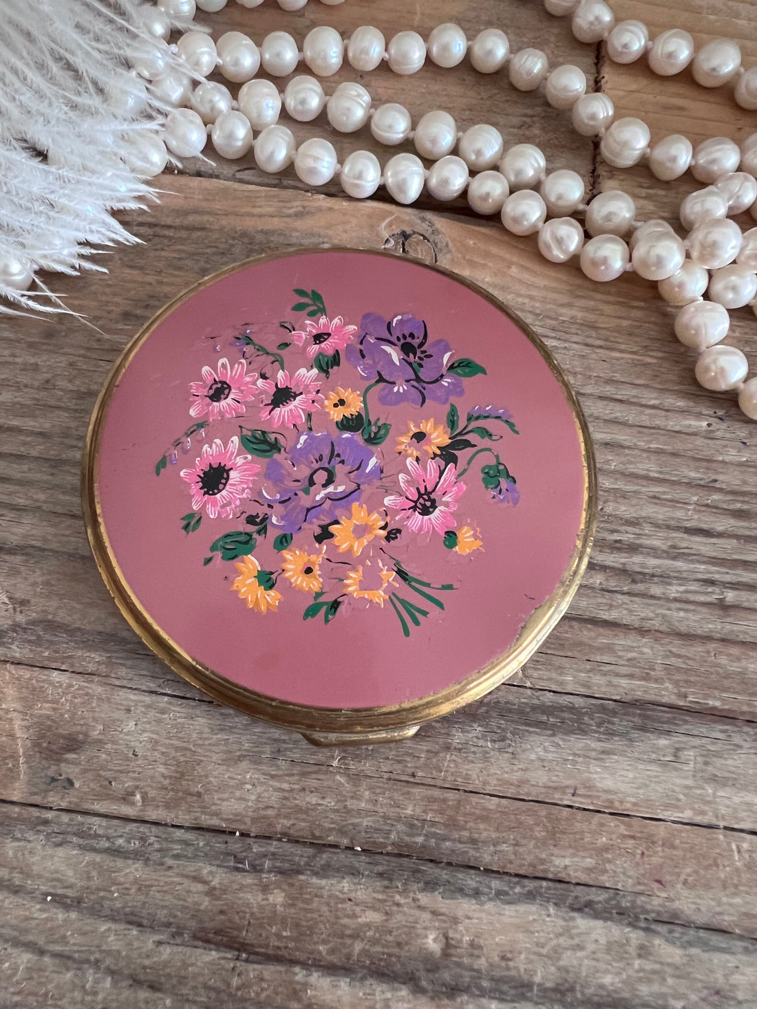Stratton poederdoos vintage, roze poederdoos, vintage poederdoos met bloemenmotief, Stratton make-up doos, retro poederdoos, vintage beauty accessoires, bloemenmotief poederdoos.