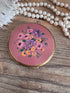 Stratton poederdoos vintage, roze poederdoos, vintage poederdoos met bloemenmotief, Stratton make-up doos, retro poederdoos, vintage beauty accessoires, bloemenmotief poederdoos.