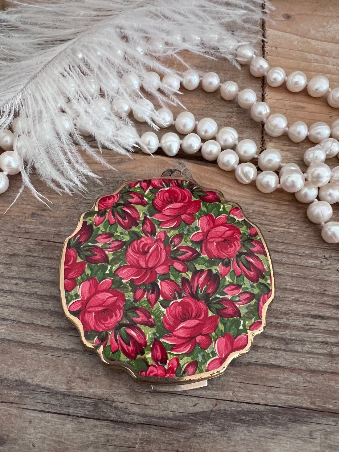 stratton poederdoos, vintage poederdoos, jaren 50 make-updoos, rode rozen poederdoos, retro make-up doosje, stratton make-up doosje, vintage cosmetica, collectible poederdoos, klassieke poederdoos, nostalgische make-upaccessoires.