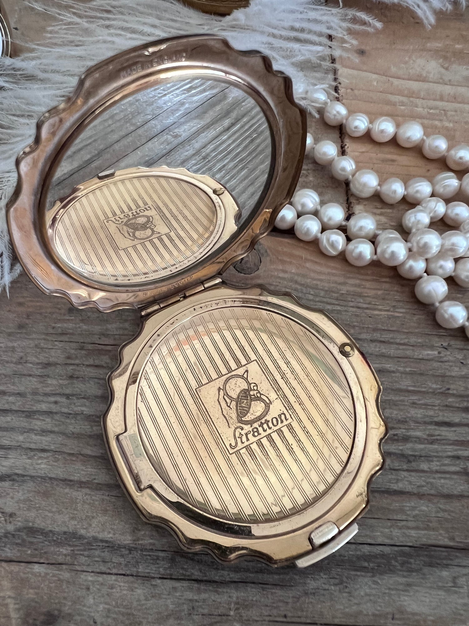 stratton poederdoos, vintage poederdoos, jaren 50 make-updoos, rode rozen poederdoos, retro make-up doosje, stratton make-up doosje, vintage cosmetica, collectible poederdoos, klassieke poederdoos, nostalgische make-upaccessoires.