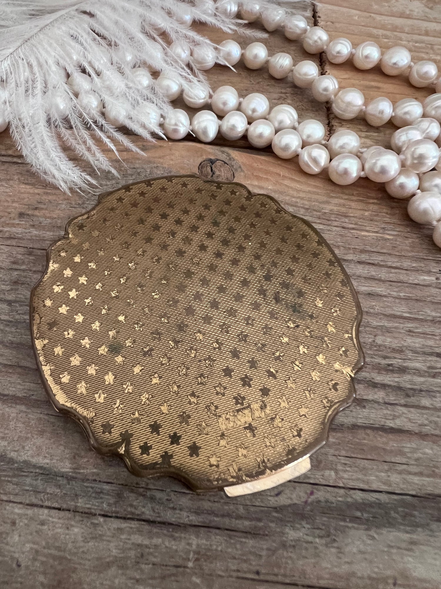 stratton poederdoos, vintage poederdoos, jaren 50 make-updoos, rode rozen poederdoos, retro make-up doosje, stratton make-up doosje, vintage cosmetica, collectible poederdoos, klassieke poederdoos, nostalgische make-upaccessoires.