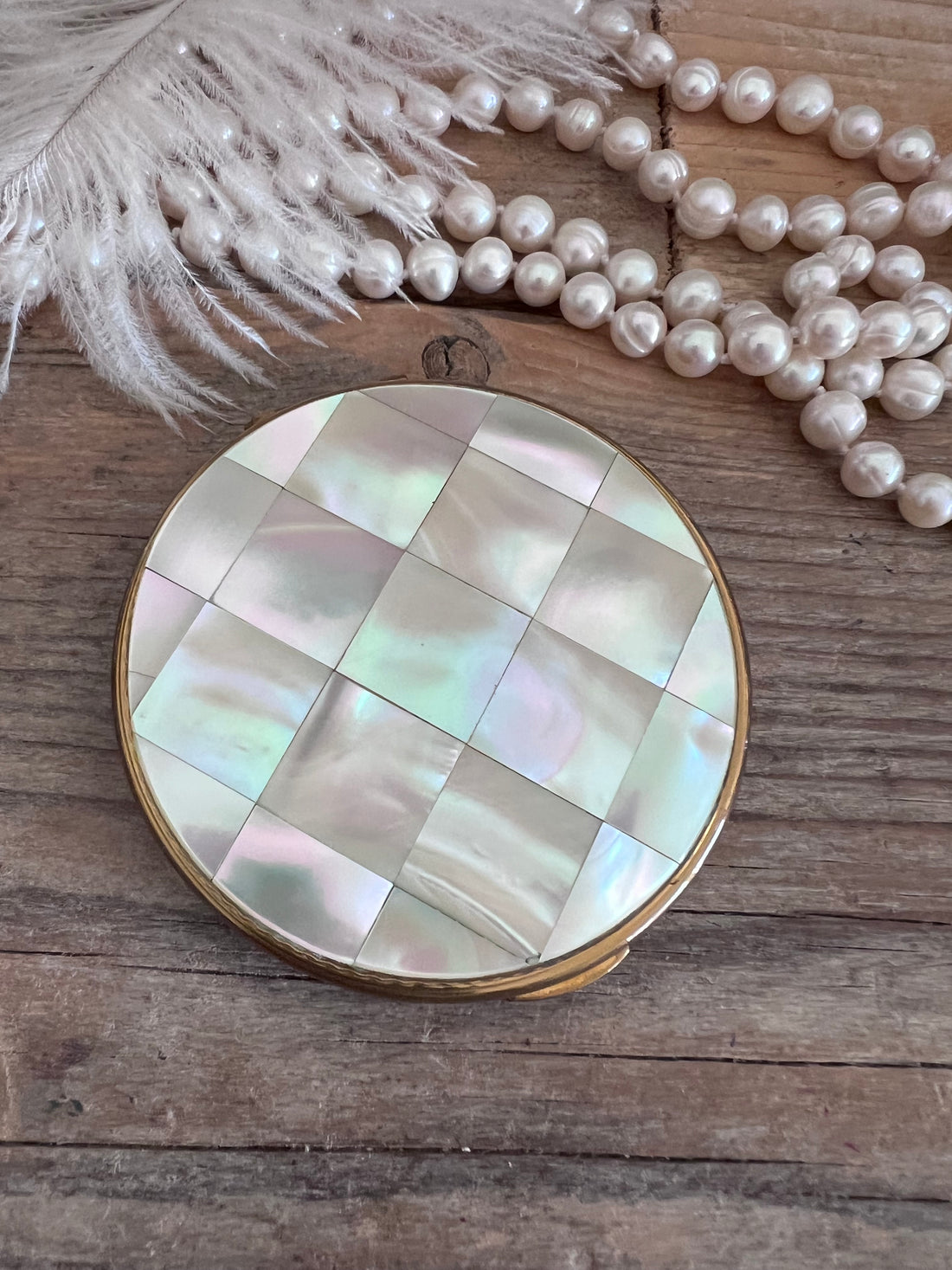 vintage Kigu poederdoos, jaren 50 poederdoos, Kigu make-up doosje, poederdoos met parelmoer, retro poederdoos, vintage cosmetica accessoires, klassieke make-up doos, parelmoer inleg poederdoos, collectible poederdoos, vintage make-updoos jaren 50.