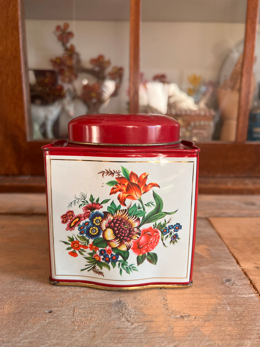 Vintage theeblik met bloemen