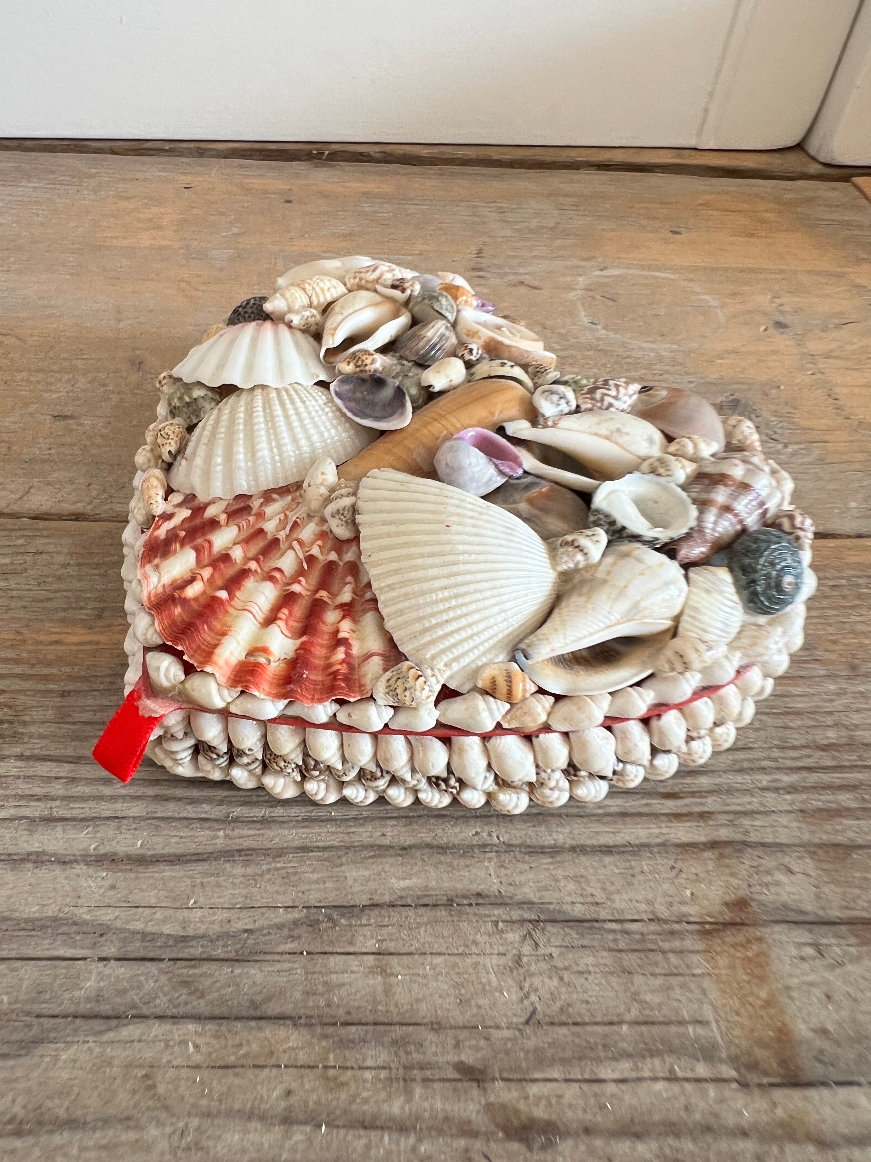 Hartvormig opbergdoosje met schelpen rood L