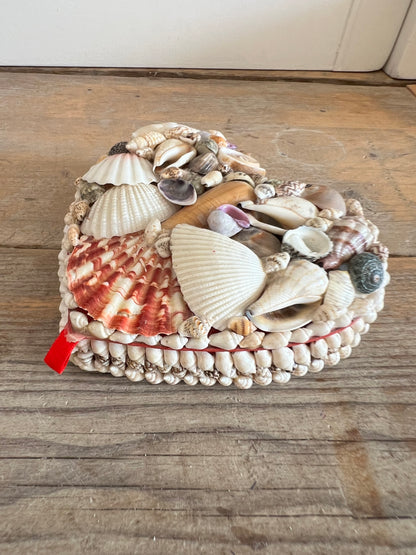 Hartvormig opbergdoosje met schelpen rood L
