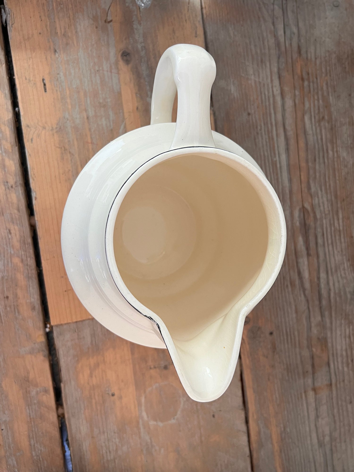 Milk jug with teat cups Landscape