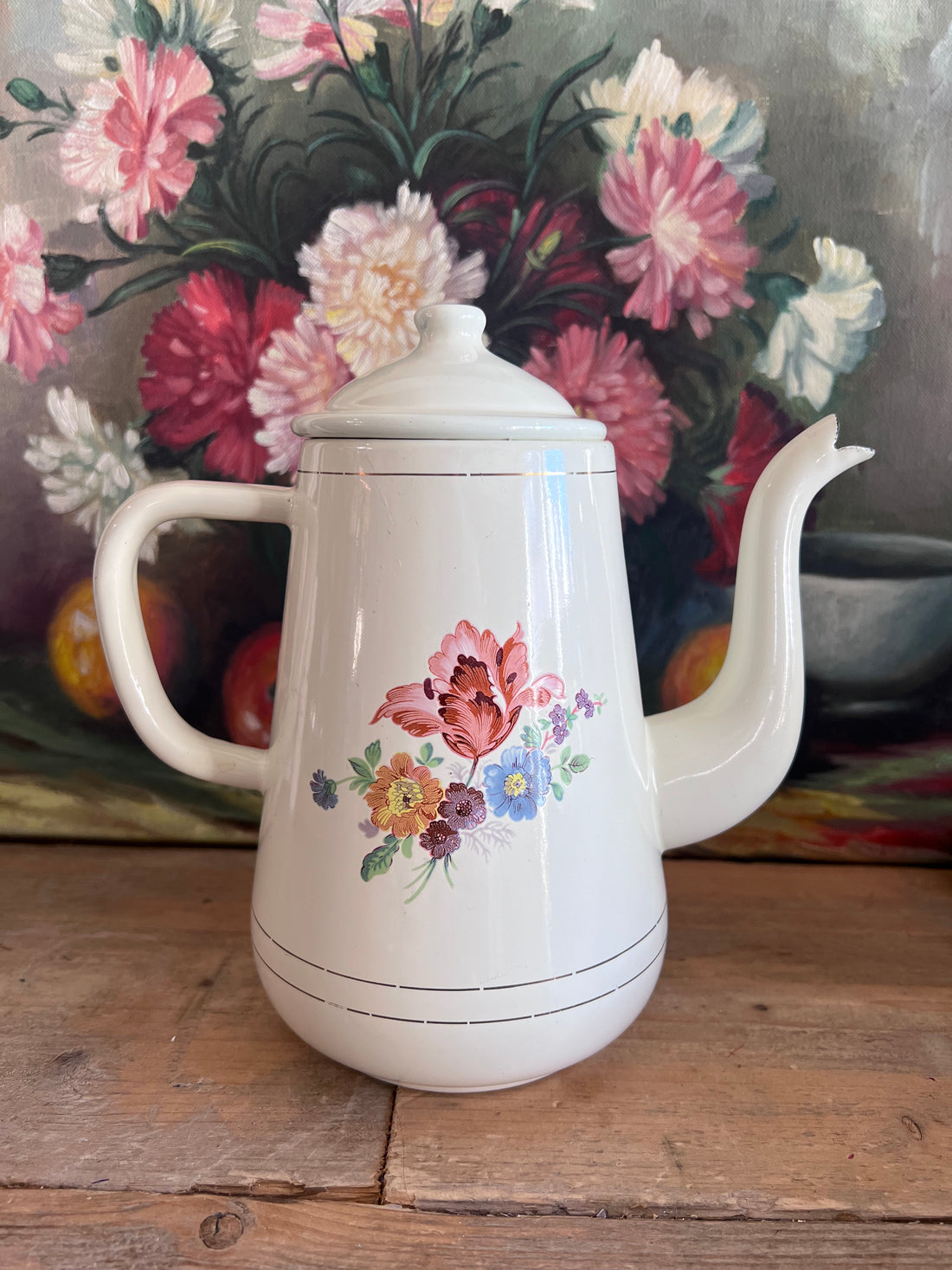 emaille koffiepot, koffiepot jaren 50, vintage koffiepot, brocante koffiepot, bloemen koffiepot, retro keukendecoratie, landelijke koffiepot, emaille keukenspullen, vintage keukengerei, nostalgische koffiepot.