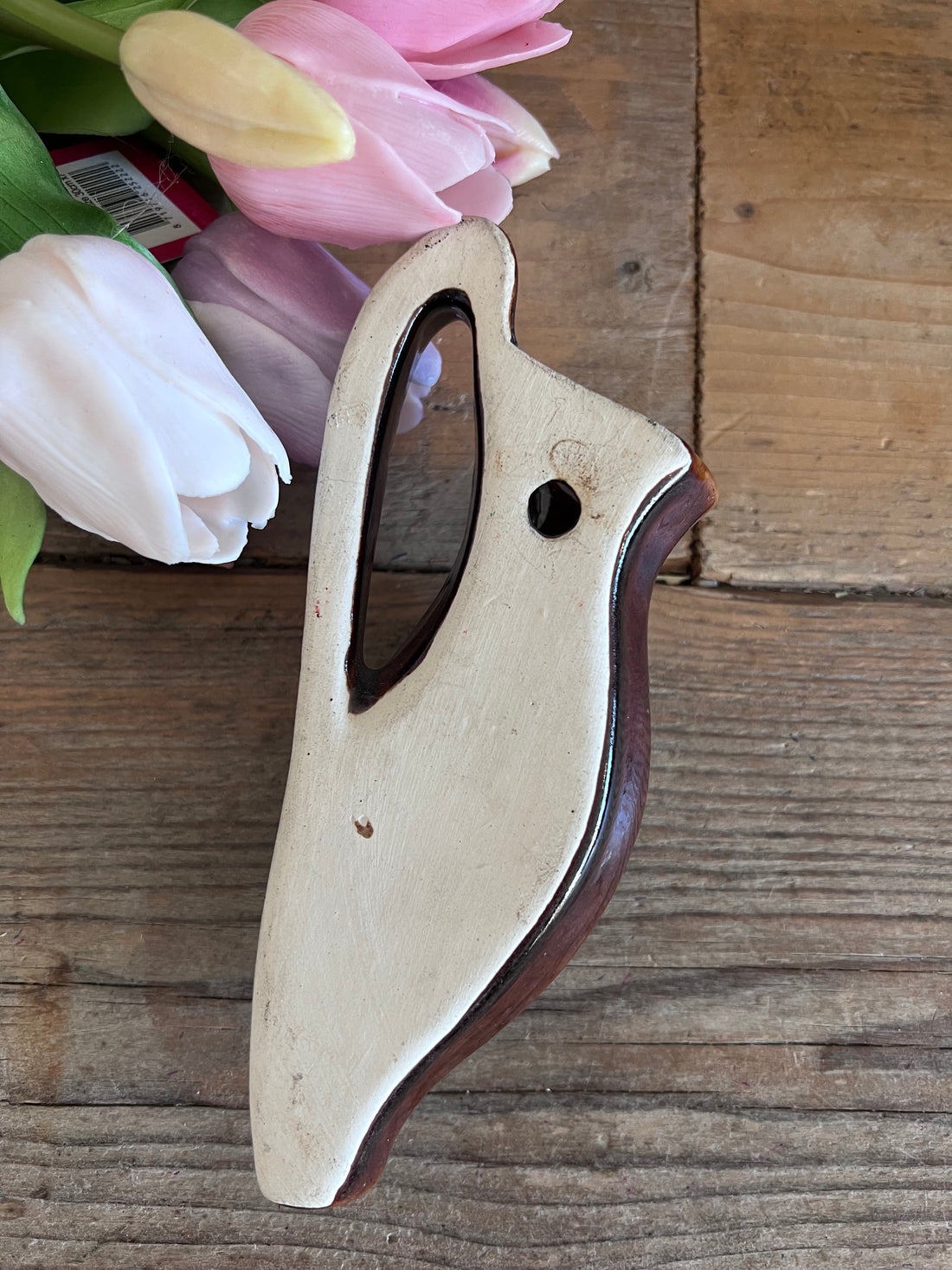 muurvaas, muurvaasje, west germany vaas, muurdecoratie, retro, retro vaalbruin vaasje van aardewerk