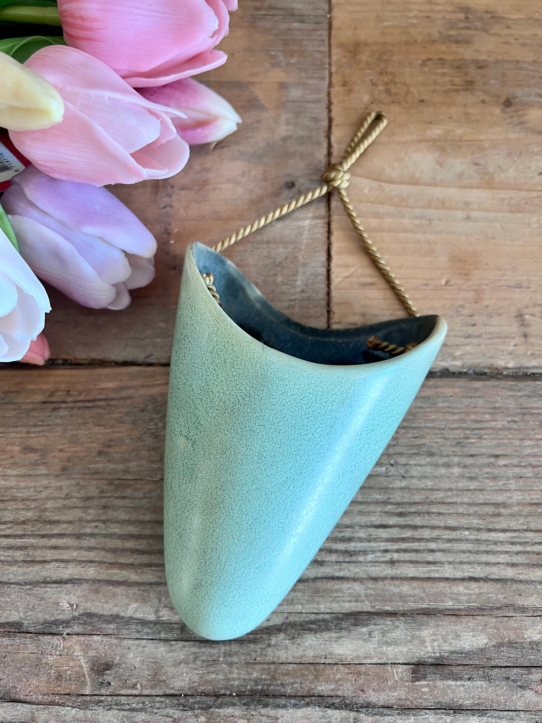 Mintgroen muurvaasje in de vorm van een driehoek, retro muurvaas, retro muurvaasje, west Germany vaasje