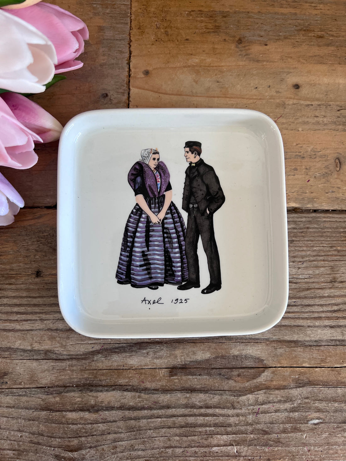 serveerschaaltje Hollandse klederdracht, Villeroy Boch porselein, Dutch traditional porcelain, Axel 1925 klederdracht servies, Holland souvenir porselein, serveerschaal porselein, unieke serveerschaaltjes, decoratief porselein, vintage Villeroy  Boch collectables
