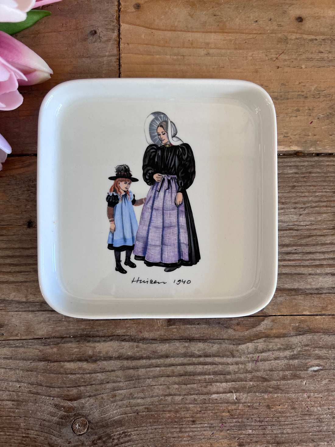 serveerschaaltje Hollandse klederdracht, Villeroy Boch porselein, Dutch traditional porcelain, huizen 1940 klederdracht servies, Holland souvenir porselein, serveerschaal porselein, unieke serveerschaaltjes, decoratief porselein, vintage Villeroy & Boch collectables