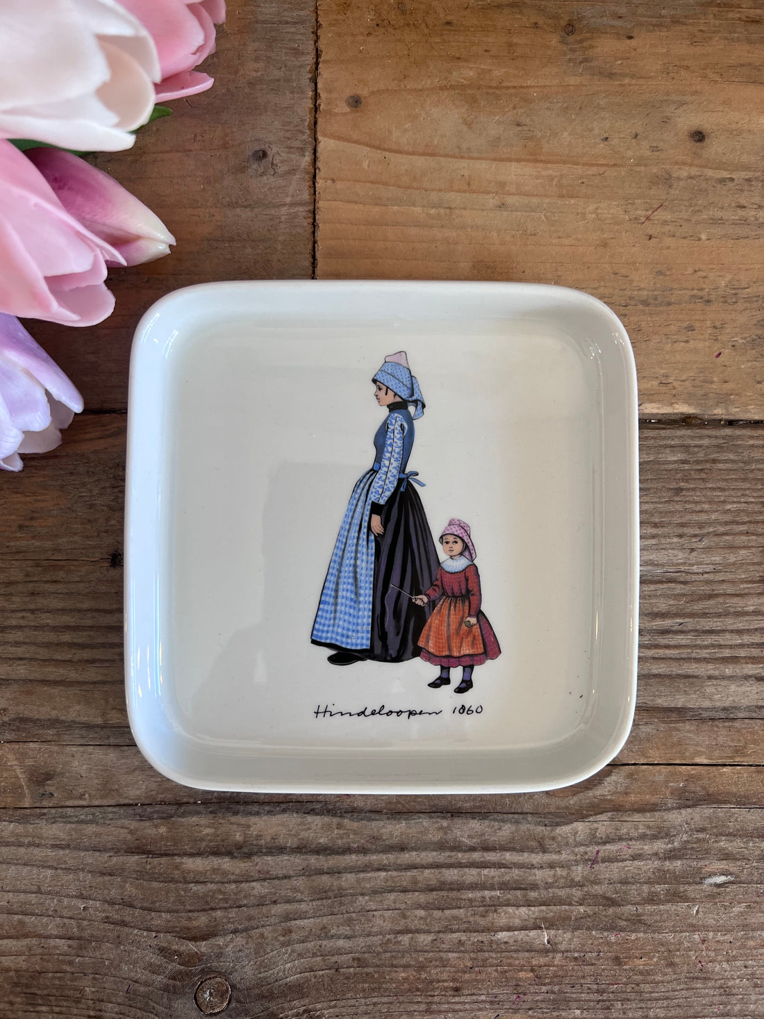 serveerschaaltje Hollandse klederdracht, Villeroy Boch porselein, Dutch traditional porcelain, Hindeloopen 1860 klederdracht servies, Holland souvenir porselein, serveerschaal porselein, unieke serveerschaaltjes, decoratief porselein, vintage Villeroy Boch collectables