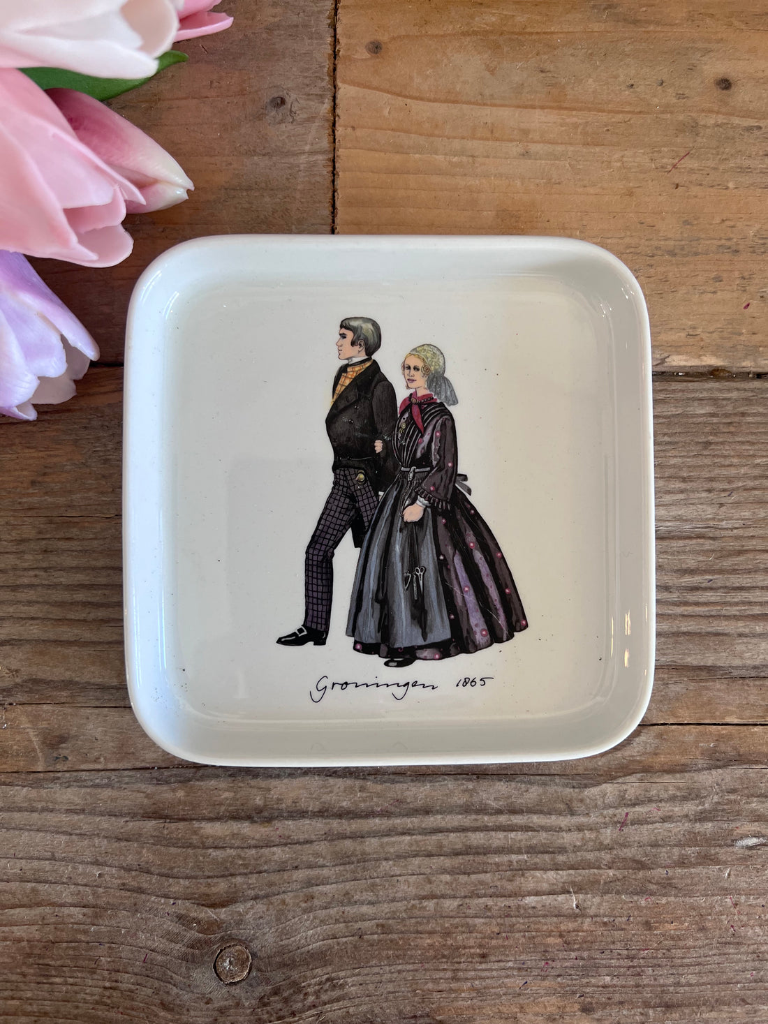 serveerschaaltje Hollandse klederdracht, Villeroy Boch porselein, Dutch traditional porcelain, Groningen 1865 klederdracht servies, Holland souvenir porselein, serveerschaal porselein, unieke serveerschaaltjes, decoratief porselein, vintage Villeroy  Boch collectables