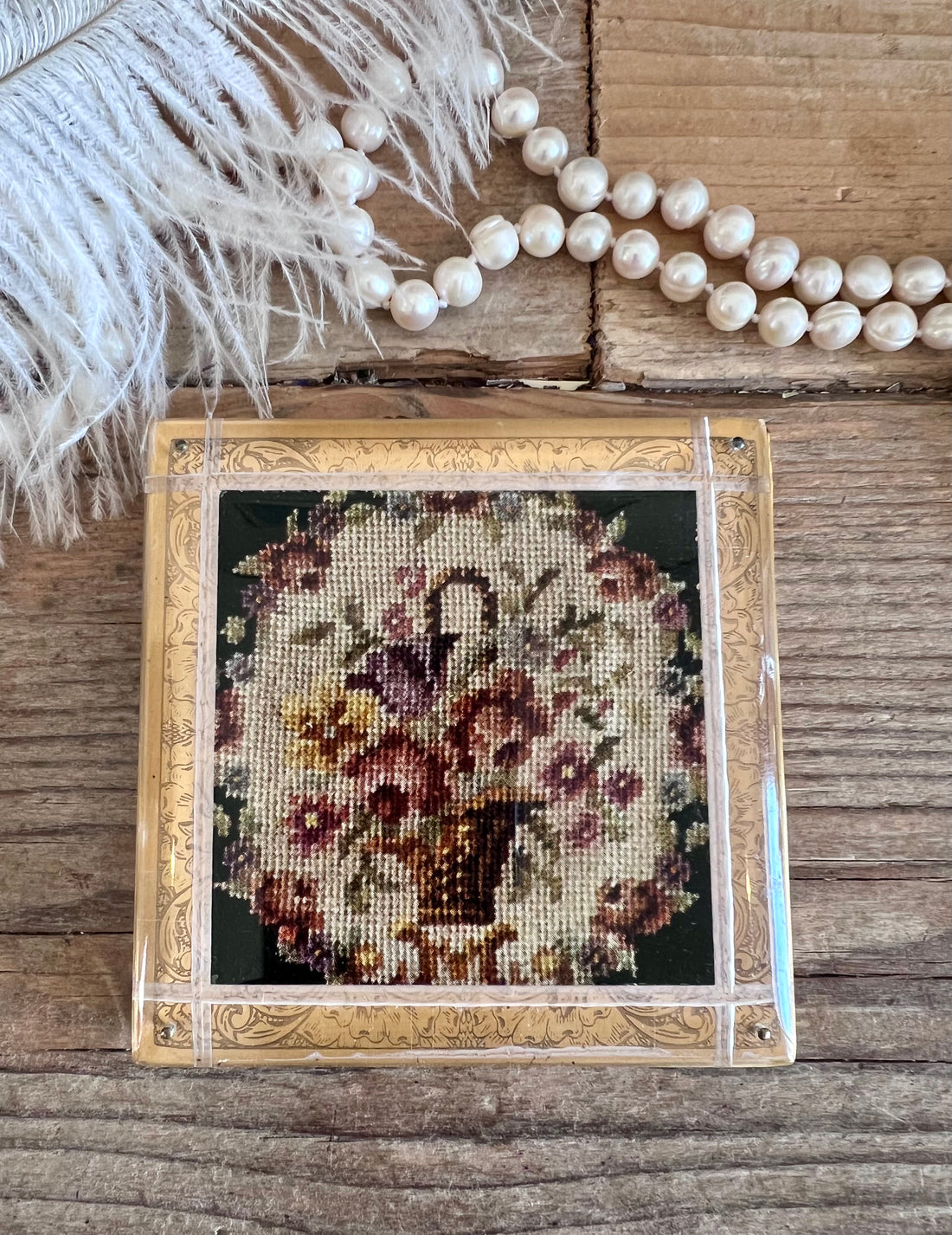 Vintage poederdoos van Fifth Rex Avenue