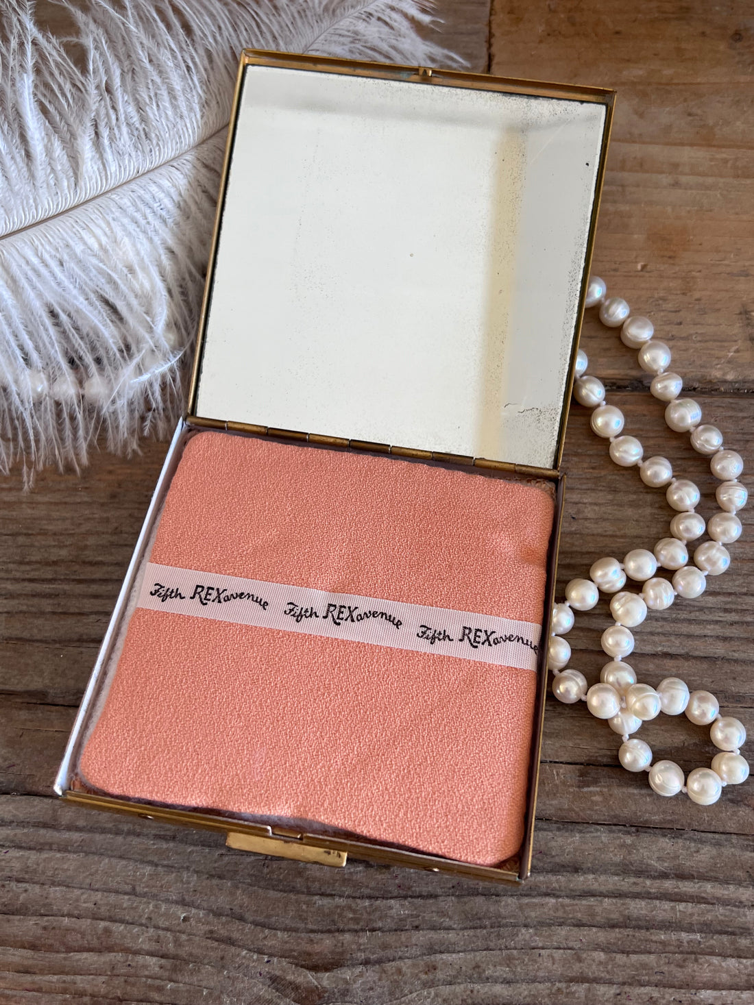 Vintage poederdoos van Fifth Rex Avenue