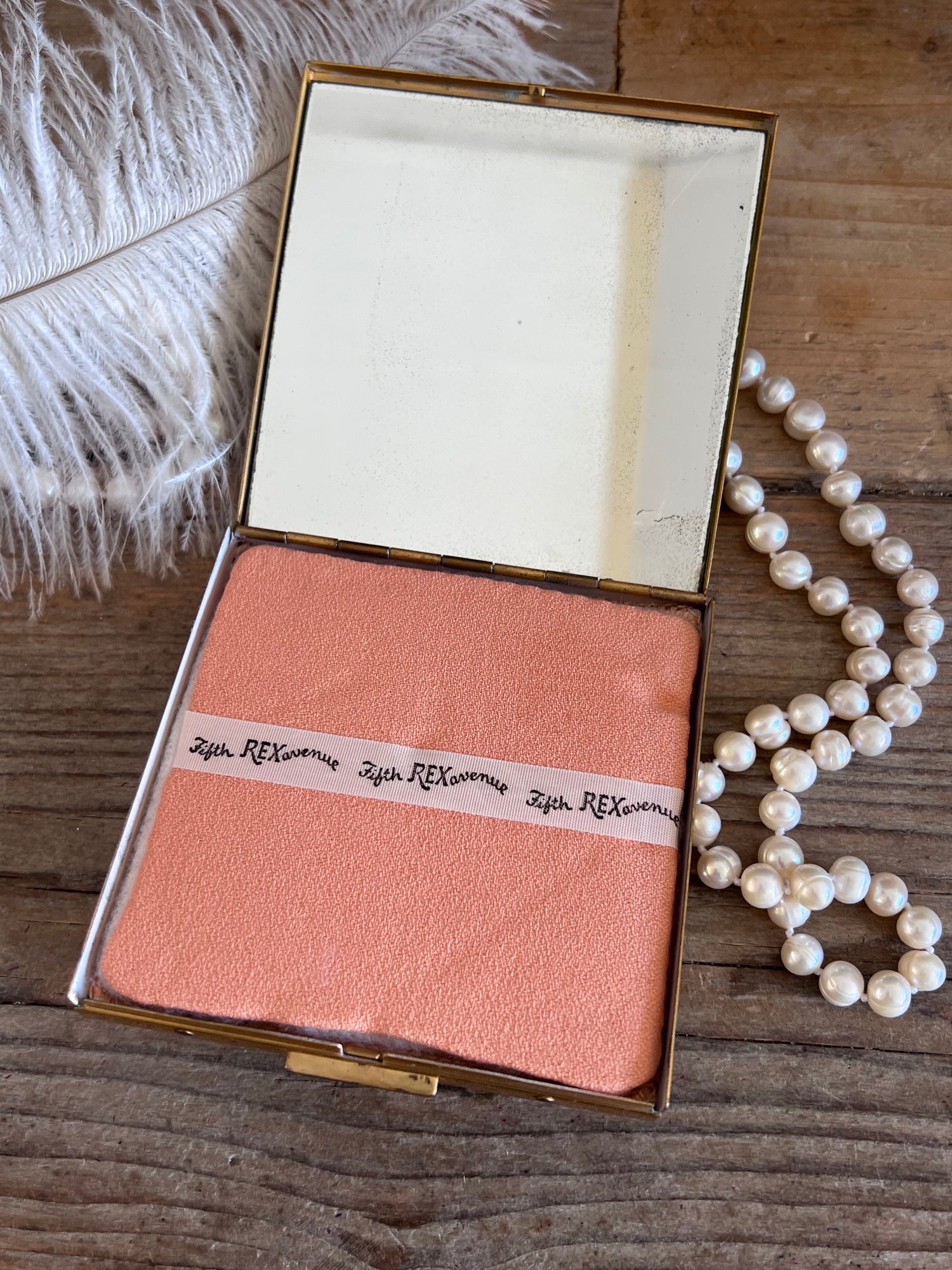 Vintage poederdoos van Fifth Rex Avenue