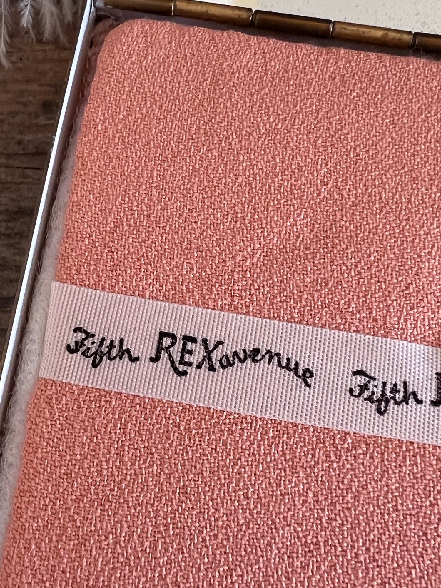 Vintage poederdoos van Fifth Rex Avenue