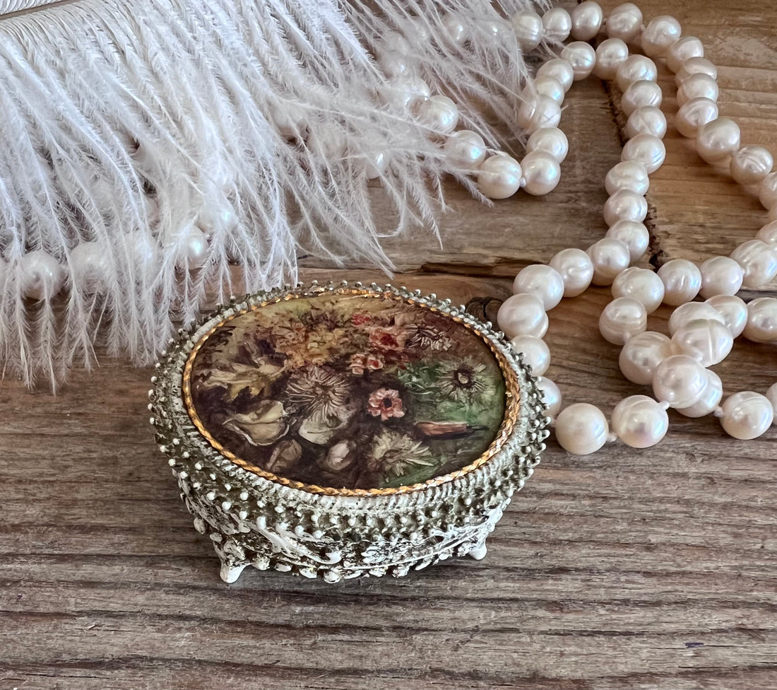 vintage pillendoosje, ovaal pillendoosje, pillendoosje op pootjes, pillendoosje vintage, pillendoosje compact, medicijnendoosje retro, stijlvolle pillendoos, pillendoosje met vakjes, pillendoosje design, pillendoosje voor onderweg