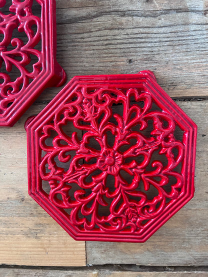 rode onderzetter gietijzer, vintage onderzetter pannen, gietijzeren onderzetter retro, onderzetter voor hete pannen, vintage keukenaccessoires, gietijzeren pannendrager, retro pannenonderzetter, keukendecor vintage.