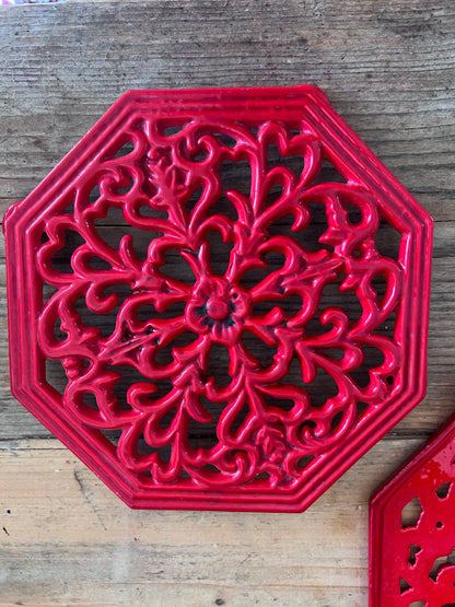 rode onderzetter gietijzer, vintage onderzetter pannen, gietijzeren onderzetter retro, onderzetter voor hete pannen, vintage keukenaccessoires, gietijzeren pannendrager, retro pannenonderzetter, keukendecor vintage.