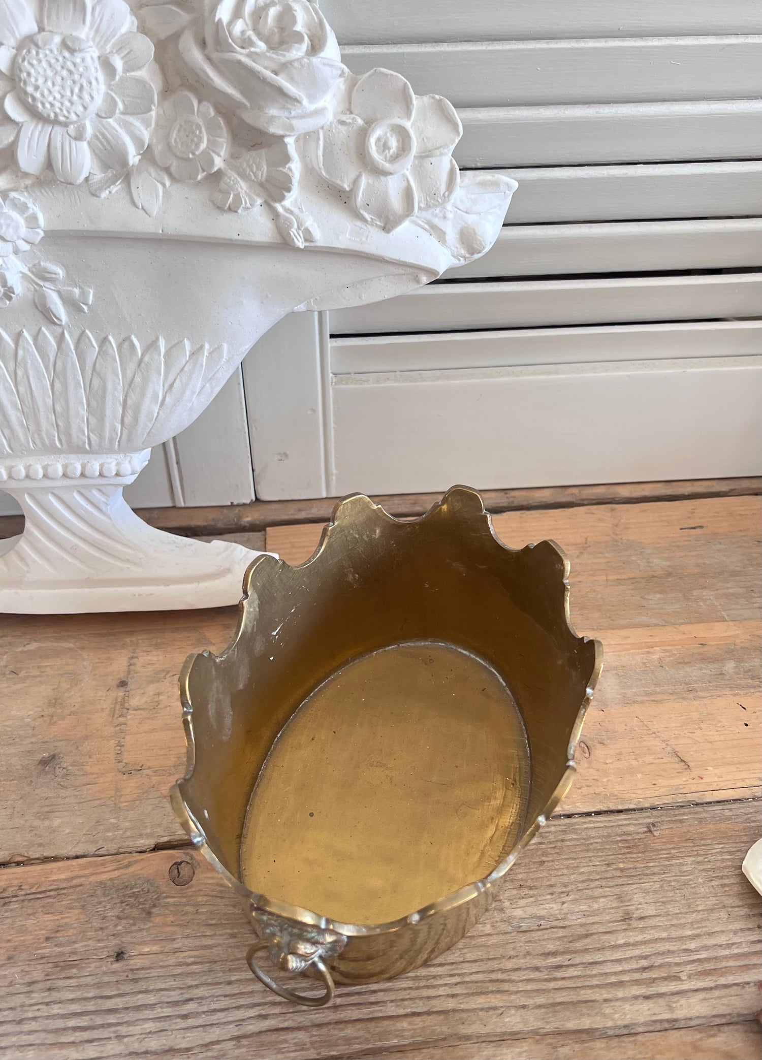 Messing cachepot met leeuwenkopringen