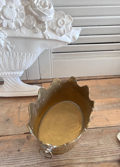 Messing cachepot met leeuwenkopringen
