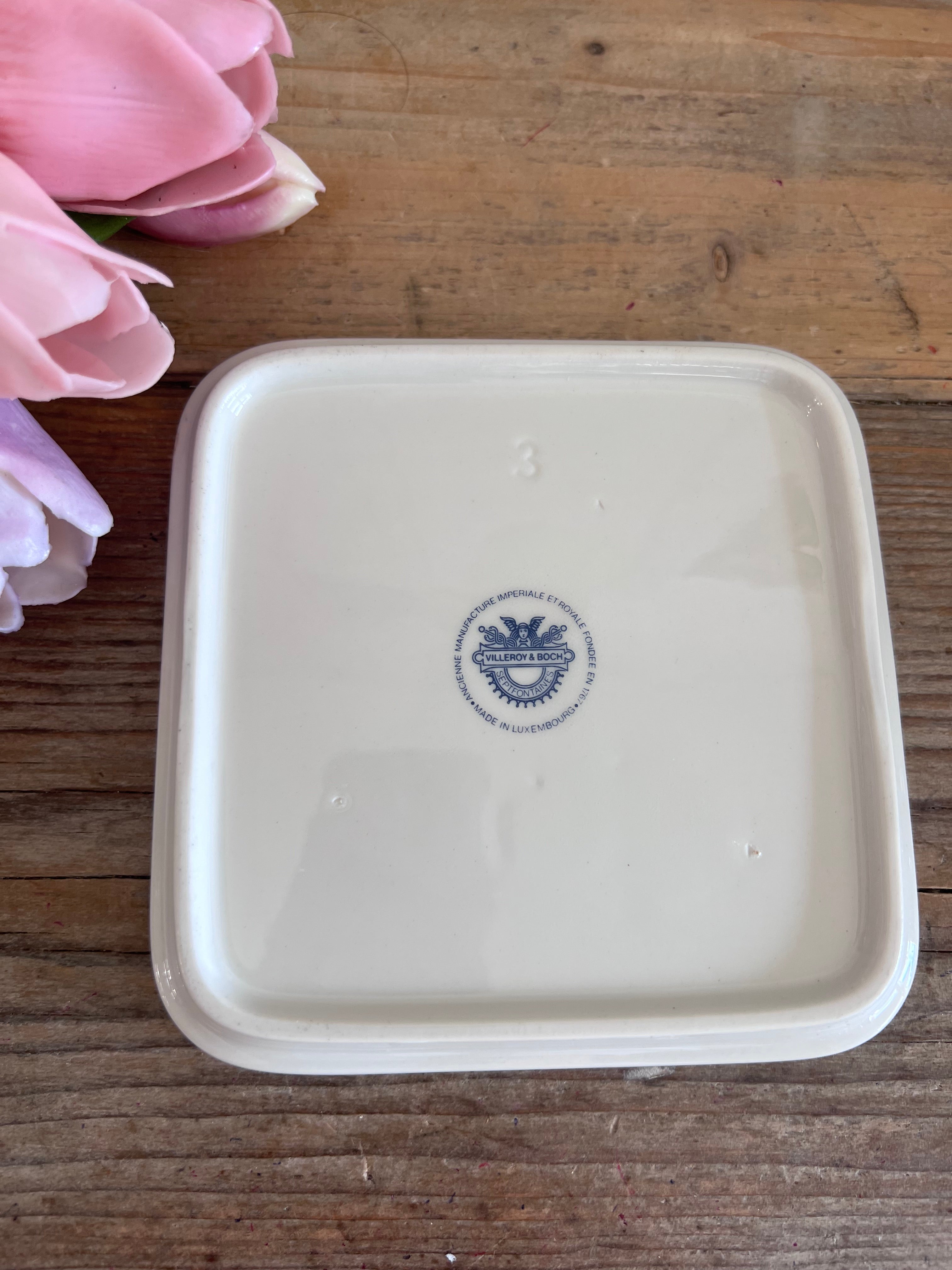 serveerschaaltje Hollandse klederdracht, Villeroy Boch porselein, Dutch traditional porcelain, Hindeloopen 1860 klederdracht servies, Holland souvenir porselein, serveerschaal porselein, unieke serveerschaaltjes, decoratief porselein, vintage Villeroy Boch collectables