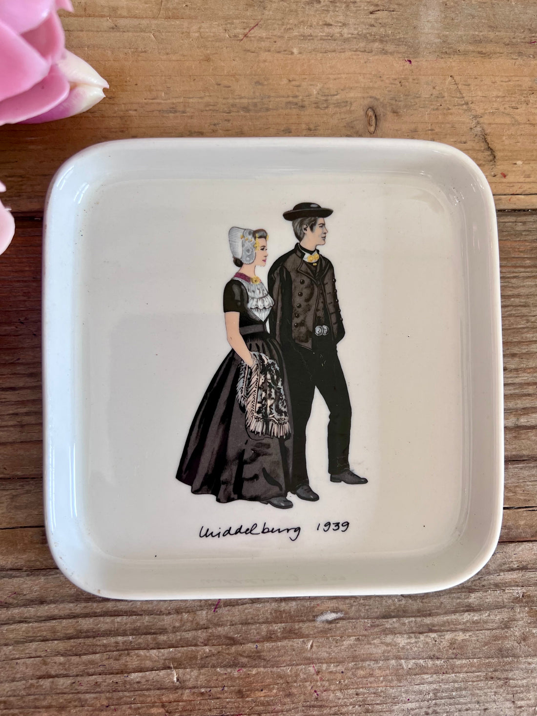 serveerschaaltje Hollandse klederdracht, Villeroy Boch porselein, Dutch traditional porcelain, Middelburg 1939 klederdracht servies, Holland souvenir porselein, serveerschaal porselein, unieke serveerschaaltjes, decoratief porselein, vintage Villeroy Boch collectables