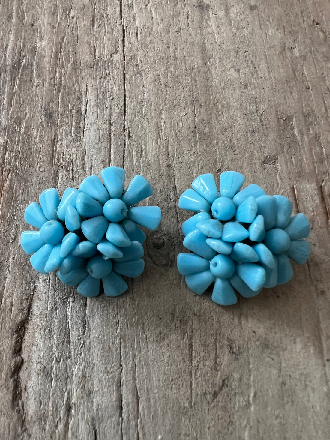 Unieke bloemen oorclips blauw